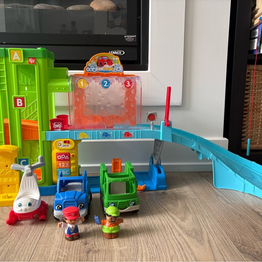 Fisher-Price Little People Car Wash Garage Lights Sounds + 3 Vehicles - Picture 3 of 7